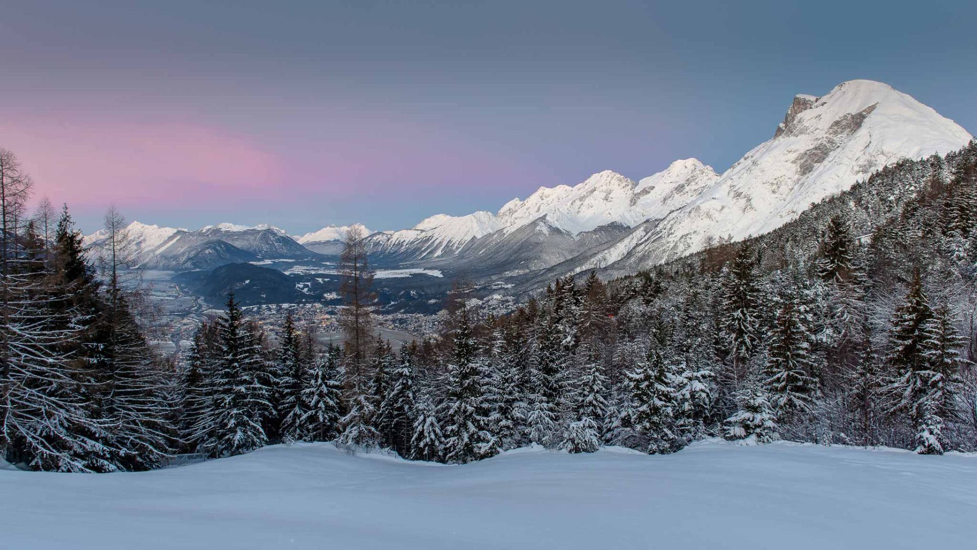 Winterweitwanderweg in Seefeld, Ausblick auf die Mieminger Kette in der Abenddämmerung