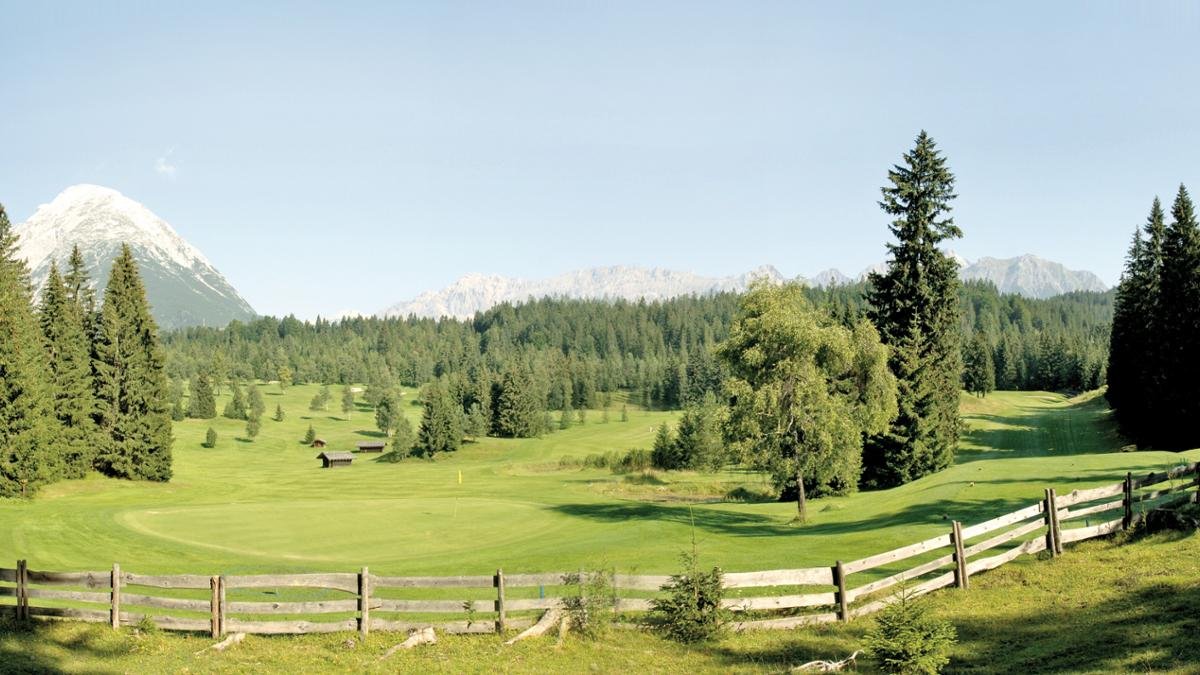 Il campo da Golf Seefeld-Wildmoos è immerso tra dolci colline e boschi di latifoglie.
Fa parte dei “Leading Golf Courses” europei e viene considerato uno dei campi più bel situati del mondo., © Region Seefeld