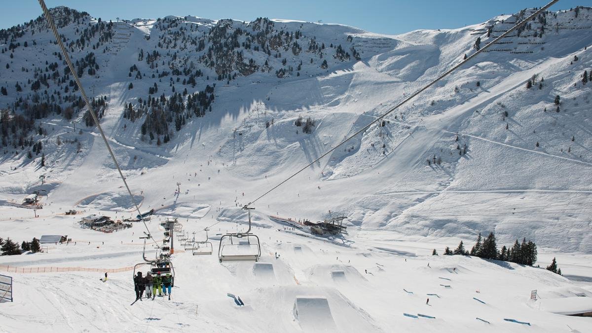 Non si tratta soltanto del comprensorio sciistico più grande della valle, ma ospita anche la pista più ripida di tutta l’Austria. Con il 78% di pendenza l’Harakiri della Ski Zillertal 3000 è riservata soltanto ai veri professionisti dello sci. Gli appassionati di freestyle, invece, si possono divertire al Vans Penken Park., © Mayrhofner Bergbahnen AG