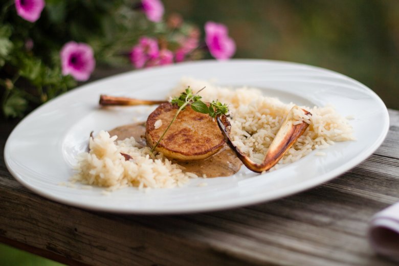 La cotoletta di ravanello è uno dei speciali piatti vegani presso il Ristorante del Biohotels Grafenast. Foto: Biohotel Grafenast