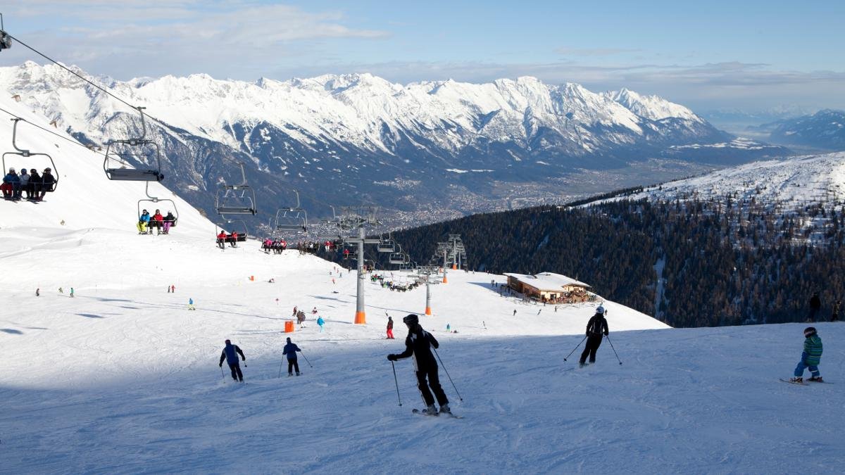 L’Olympia SkiWorld Innsbruck raggruppa nove comprensori sciistici in una delle più grandi regioni di sport invernali di tutta l’Austria. Quasi 250 chilometri di piste, più di 80 impianti di risalita, un ghiacciaio e la località di sport invernali più ad alta quota del Paese esaudiscono i desideri di tutti., © Tirol Werbung/Jenewein Markus