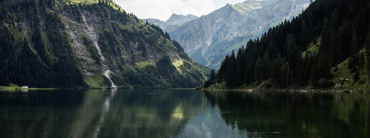 Il lago Vilsalpsee nella valle Tannheimer Tal, © Tirol Werbung/Lisa Hörterer