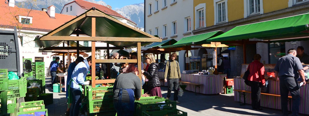 Il mercatino contadino nella piazza Wiltener Platzl, © Tirol Werbung /Michael Gams