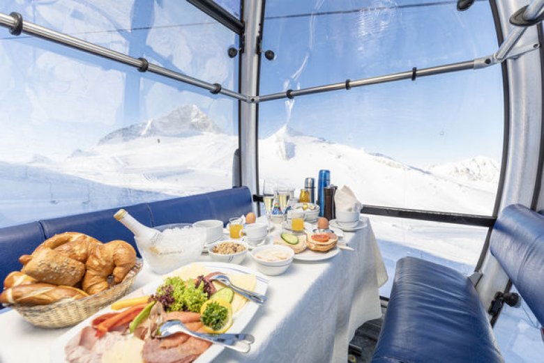 Un&#39;esperienza davvero speciale &egrave; la colazione in cabinovia sul ghiacciaio di Hintertux., © Hintertuxer Gletscher