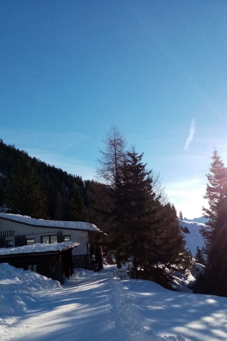 Come arrivare: addirittura due sentieri portano al rifugio Latschenh&uuml;tte&hellip; Se siete sicuri sugli sci prendete la funivia Alpjochbahn e poi il percorso sciistico (12) o il percorso Skistra&szlig;e direttamente fino al il rifugio. Se avete voglia di una breve passeggiata invernale, potete prendere lo skilift (Malchbachlift) e camminare per circa 10 minuti attraverso il bosco innevato., © Latschenhütte - Waltraud Nothdurfter
