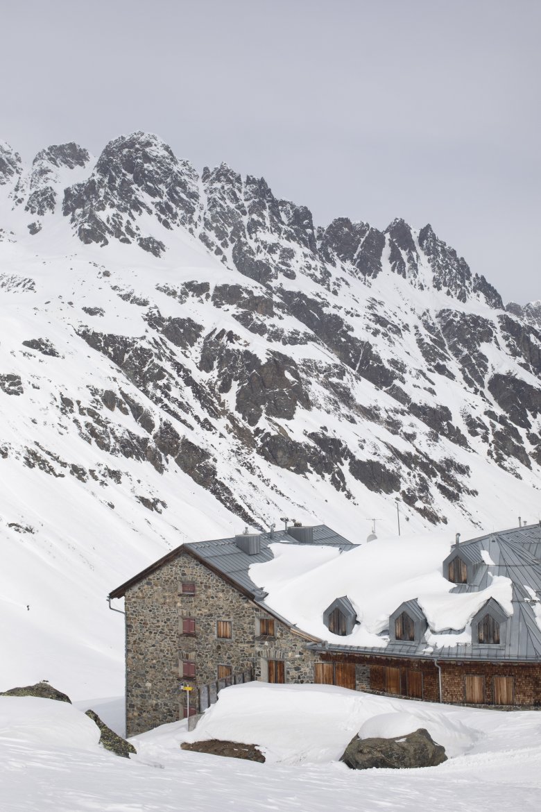 Il rifugio Jamtalh&uuml;tte &egrave; un centro di addestramento alpino.
