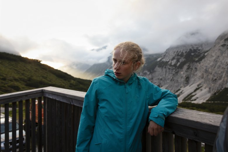 Anna ha pi&ugrave; esperienza di montagna rispetto alla maggior parte degli altri membri del gruppo: nel 2018, ad esempio, ha fatto una traversata delle Alpi. Ecco perch&eacute; i suoi scarponcini da trekking sono cos&igrave; &ldquo;ben rodati&rdquo;.