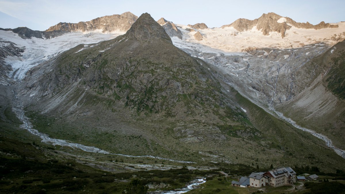 Il rifugio Berliner Hütte davanti alla cresta principale delle Alpi della Zillertal
