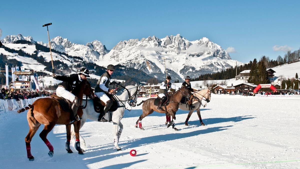 Sempre una settimana prima della gara Hahnenkamm a Kitzbühel avviene il Snow Polo World Cup, considerato il più grande del mondo. Cavalli nobili, tanti VIP e varie attività concomitanti sono le caratteristiche di quest'evento sportivo top. Per gli partecipanti sicuramente un divertimento costoso – ma per gli spettatori l’ingresso e gratuito., © Kitzbühel Tourismus