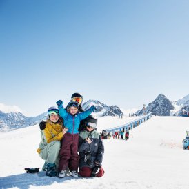 Sciare in famiglia al ghiacciaio dello Stubai, © Stubaier Gletscher/Christoph Schöch