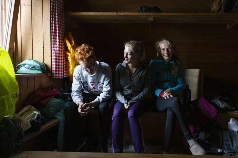 In montagna s&rsquo;impara a conoscersi bene e velocemente. Oliver, Kiki e Anna (da sinistra a destra) nel dormitorio della Pfeish&uuml;tte.