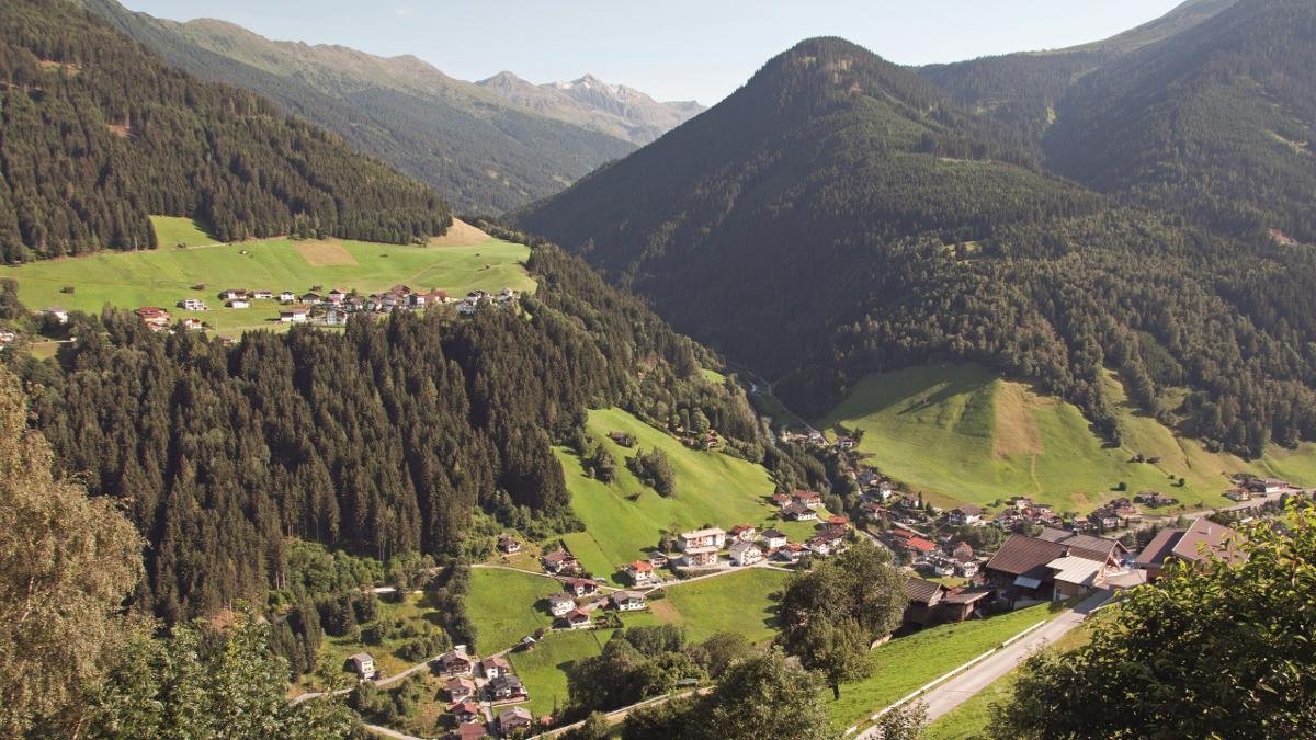 La quieta Sellraintal ammalia a ovest di Innsbruck con i suoi pittoreschi villaggi degli alpinisti. Incantevoli itinerari come il sentiero ad alta quota "Sellraintaler Höhenweg" a 2.000 metri di altitudine invitano a intraprendere magnifiche escursioni. La vallata termina con Kühtai, la località di sport invernali più ad alta quota dell’Austria., © Innsbruck Tourismus/Roland Schwarz